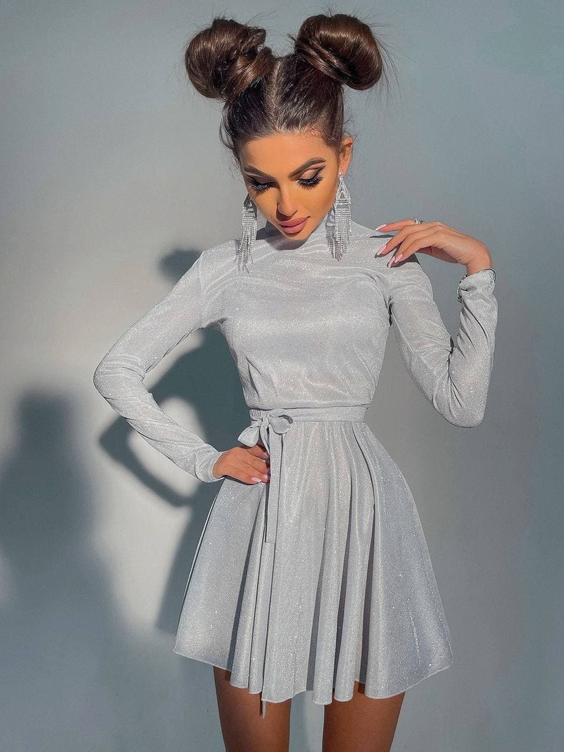 Блискуча сукня з розкльошеною спідницею та високим коміром Блискуча сукня з розкльошеною спідницею та високим коміром | PUSHKA SHOP