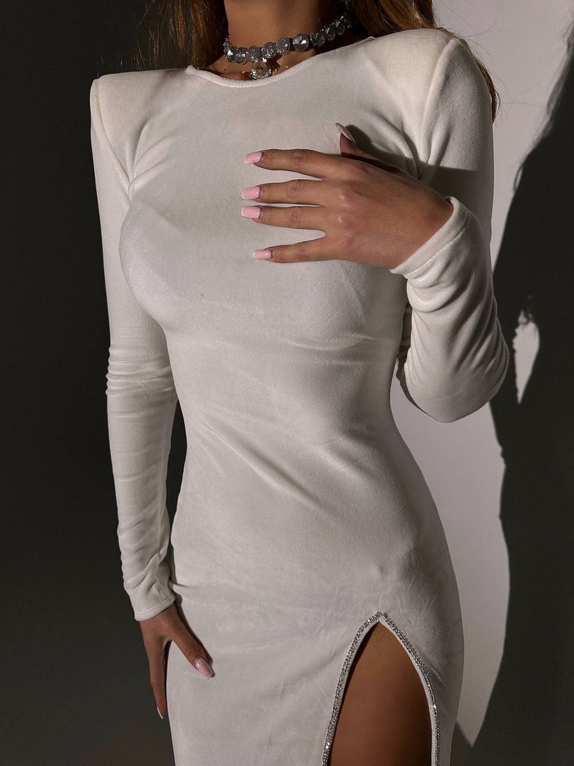 Оксамитова сукня міді з підплічниками, декорована стразами Оксамитова сукня міді з підплічниками, декорована стразами | PUSHKA SHOP