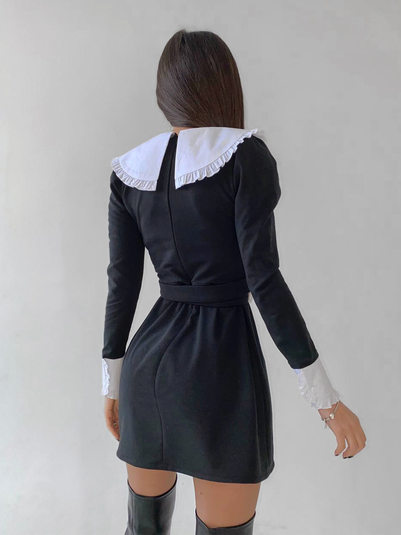 Чёрное приталенное платье с контрастным воротником с рюшами Чёрное приталенное платье с контрастным воротником с рюшами | PUSHKA SHOP