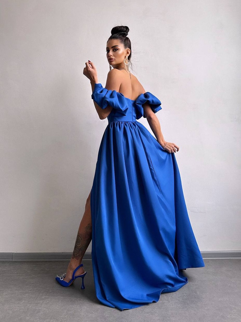 Сукня максі з розрізом на спідниці та об’ємними рукавами Сукня максі з розрізом на спідниці та об’ємними рукавами | PUSHKA SHOP