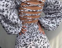 Квіткова сукня-міді зі шнурівкою на спинці та розрізом на ніжці Квіткова сукня-міді зі шнурівкою на спинці та розрізом на ніжці | PUSHKA SHOP