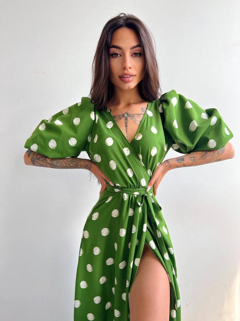 Платье миди в горох с запахом и объемными рукавами Платье миди в горох с запахом и объемными рукавами | PUSHKA SHOP