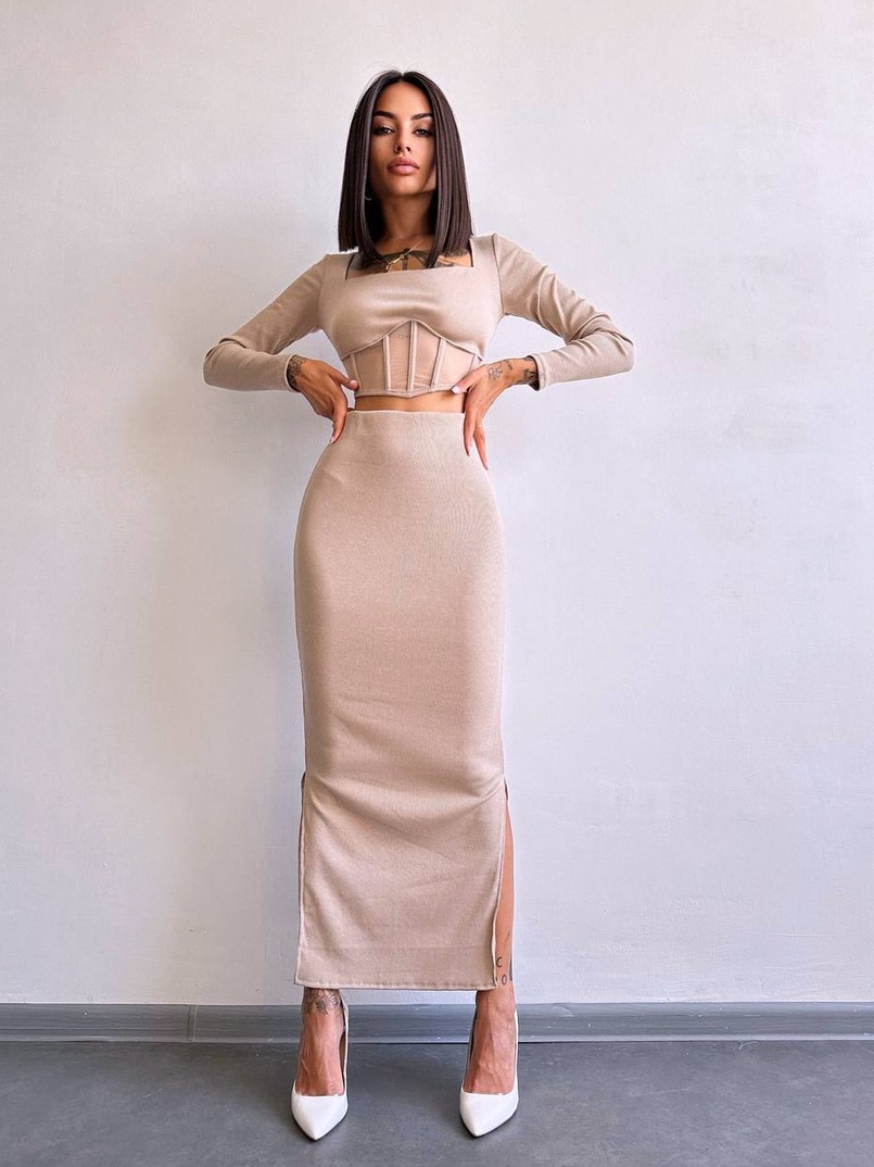 Трикотажний комплект: топ з елементами корсету та спідниця з розрізами Трикотажний комплект: топ з елементами корсету та спідниця з розрізами | PUSHKA SHOP