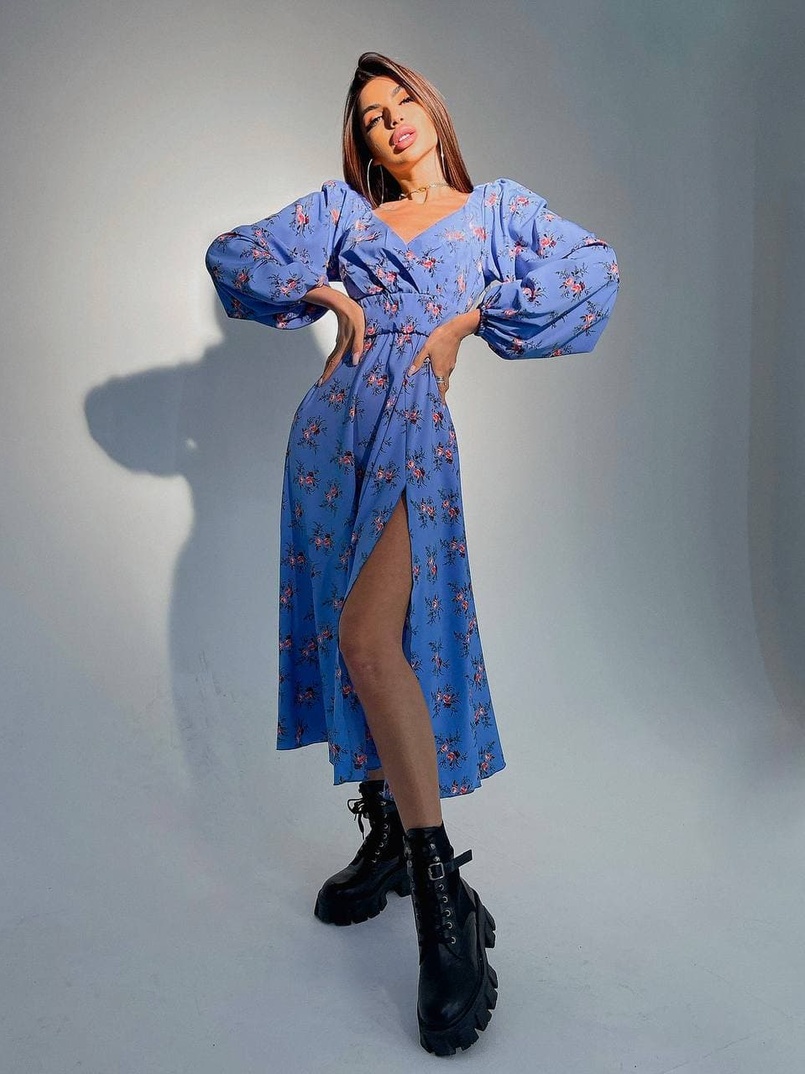 Цветочное платье-миди с разрезом и объемными рукавами Цветочное платье-миди с разрезом и объемными рукавами | PUSHKA SHOP