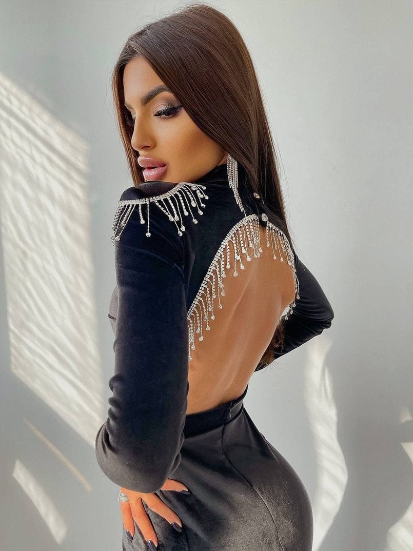 Оксамитова сукня з відкритою спинкою, декорована бахромою зі страз Оксамитова сукня з відкритою спинкою, декорована бахромою зі страз | PUSHKA SHOP