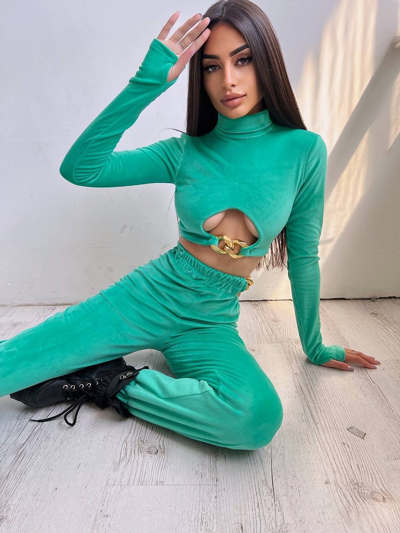 Велюровий костюм з ланцюжками: топ + джоггери Велюровий костюм з ланцюжками: топ + джоггери | PUSHKA SHOP