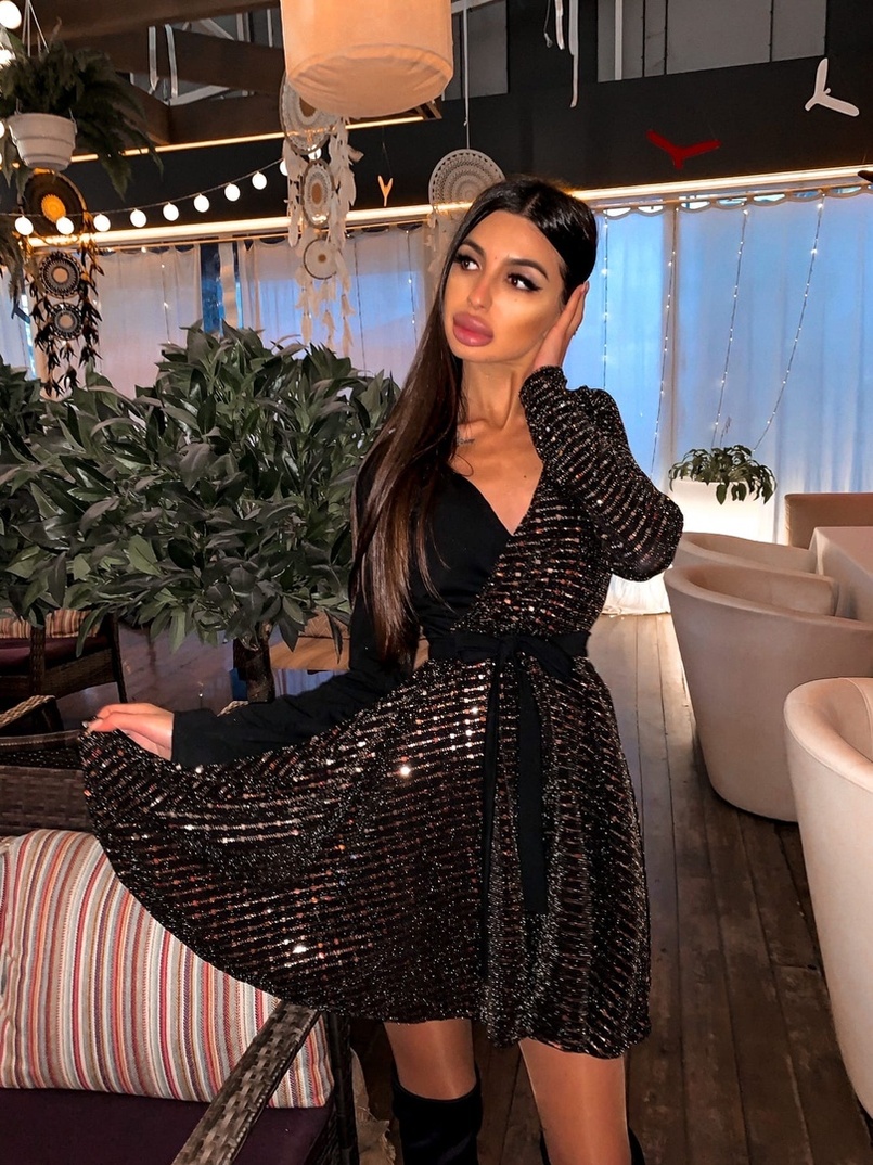 Комбинированное блестящее платье с запахом на груди Комбинированное блестящее платье с запахом на груди | PUSHKA SHOP