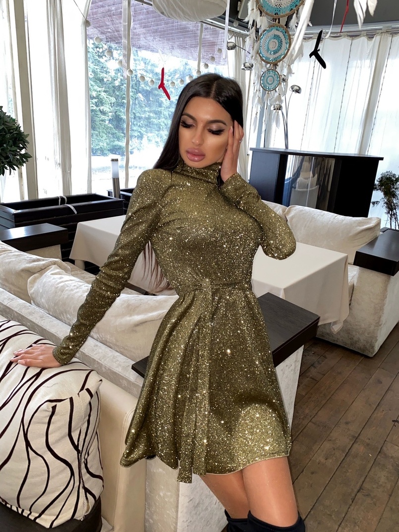 Блестящее платье с расклешенной юбкой и высоким воротом Блестящее платье с расклешенной юбкой и высоким воротом | PUSHKA SHOP