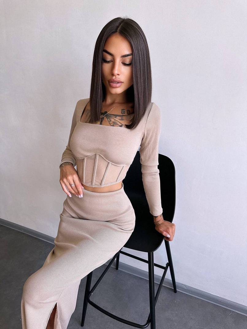 Трикотажний комплект: топ з елементами корсету та спідниця з розрізами Трикотажний комплект: топ з елементами корсету та спідниця з розрізами | PUSHKA SHOP