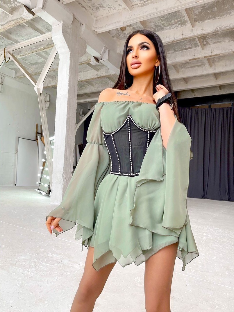 Шифоновое платье ассиметричного кроя с расклешенными рукавами + корсет декорированный стразами Шифоновое платье ассиметричного кроя с расклешенными рукавами + корсет декорированный стразами | PUSHKA SHOP