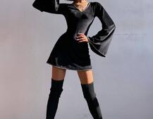 Оксамитова сукня, декорована стразами з розкльошоними рукавами Оксамитова сукня, декорована стразами з розкльошоними рукавами | PUSHKA SHOP