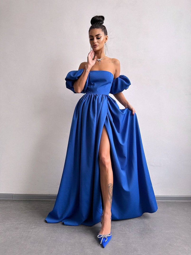 Сукня максі з розрізом на спідниці та об’ємними рукавами Сукня максі з розрізом на спідниці та об’ємними рукавами | PUSHKA SHOP