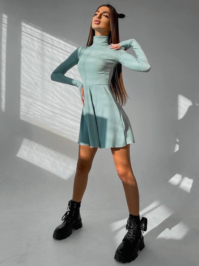 Приталенное трикотажное платье с высоким горлом Приталенное трикотажное платье с высоким горлом | PUSHKA SHOP