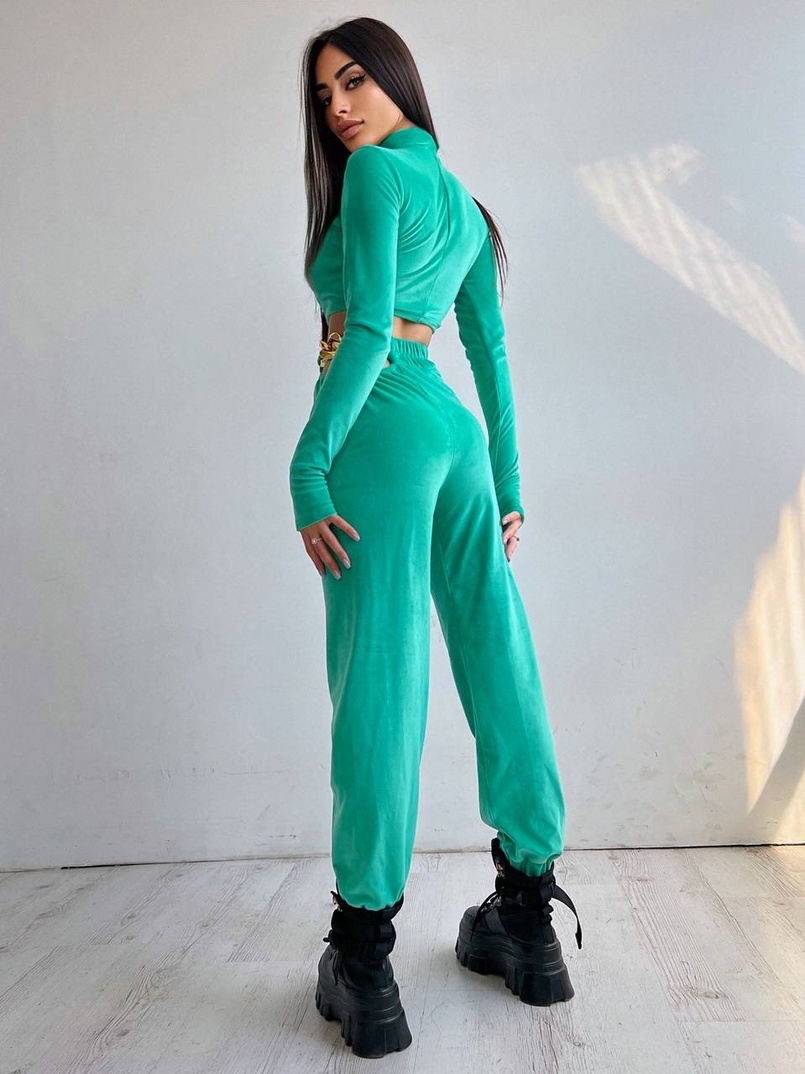 Велюровий костюм з ланцюжками: топ + джоггери Велюровий костюм з ланцюжками: топ + джоггери | PUSHKA SHOP