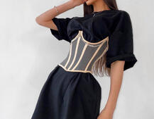 Удлиненная футболка с бельевым корсетом декорированным цепочками  Удлиненная футболка с бельевым корсетом декорированным цепочками  | PUSHKA SHOP