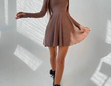 Приталенное трикотажное платье с высоким горлом | PUSHKA SHOP