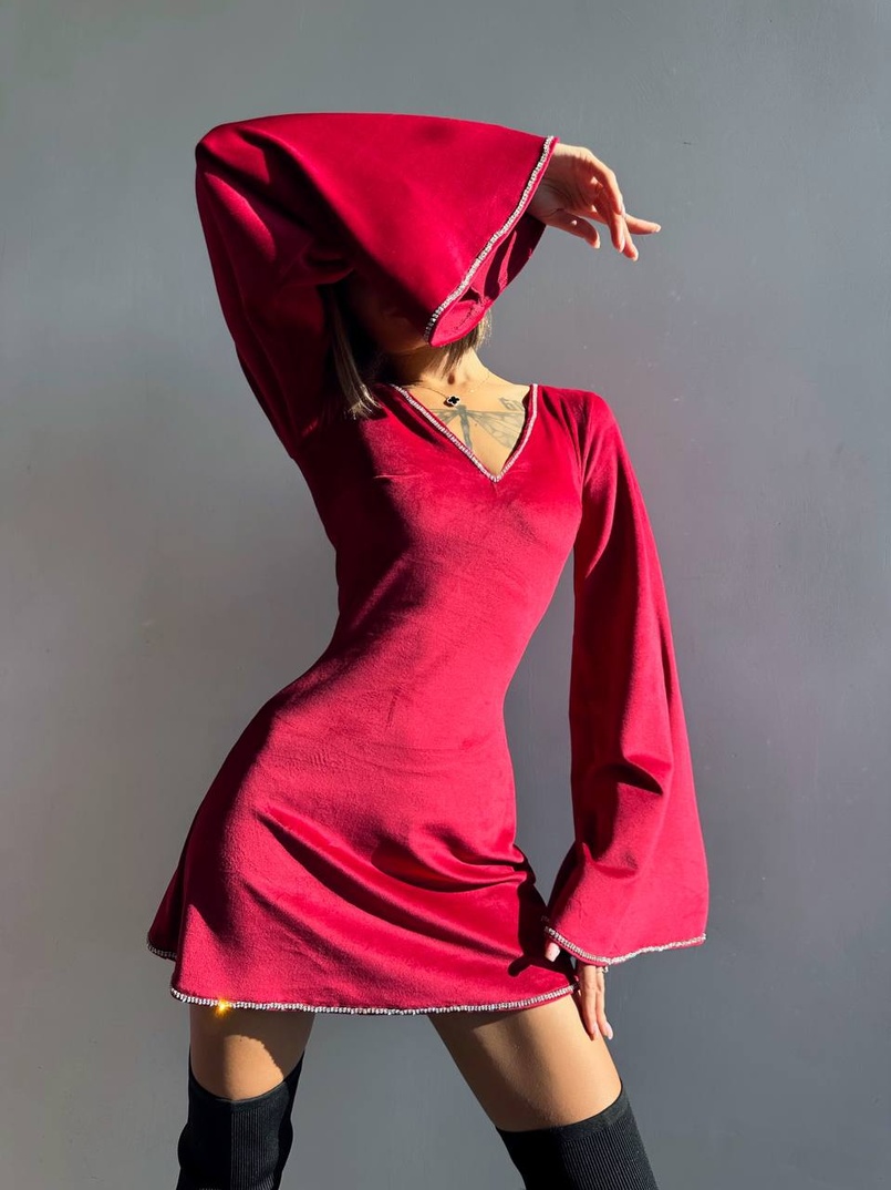 Оксамитова сукня,  декорована стразами з розкльошоними рукавами  | PUSHKA SHOP