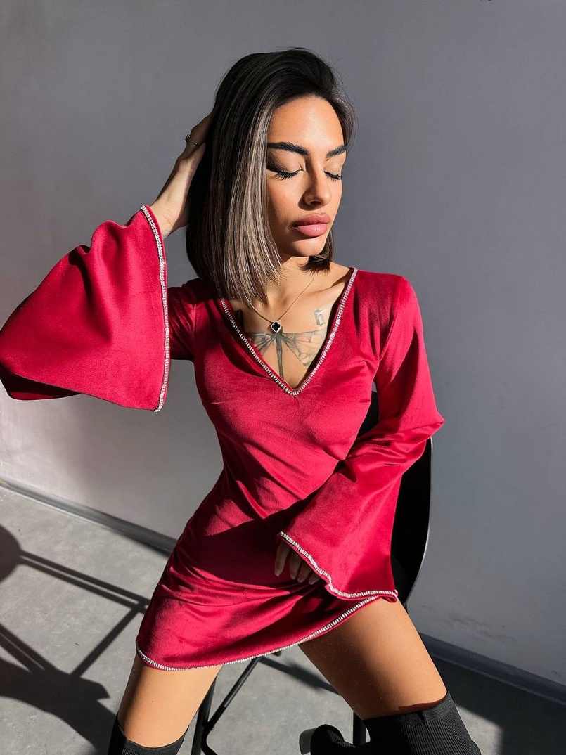 Оксамитова сукня,  декорована стразами з розкльошоними рукавами  | PUSHKA SHOP