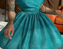 Блестящее платье с пышной юбкой и шнуровкой на спинке Блестящее платье с пышной юбкой и шнуровкой на спинке | PUSHKA SHOP