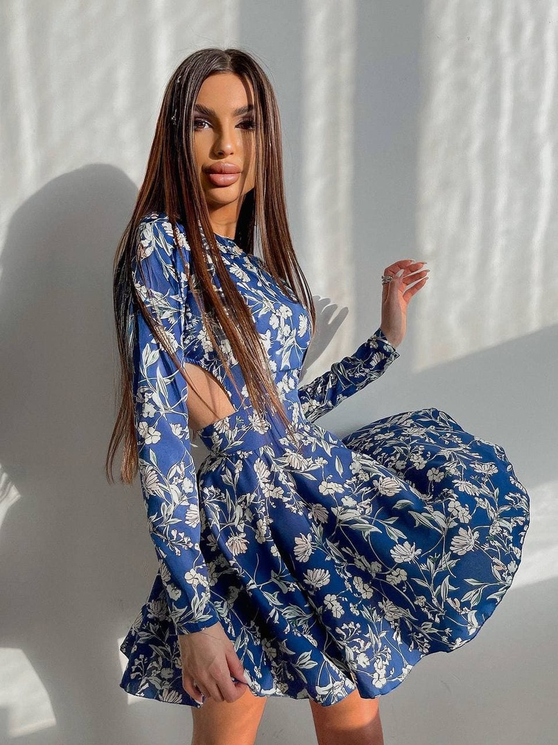 Приталенное платье с открытой спинкой в цветочный принт  | PUSHKA SHOP