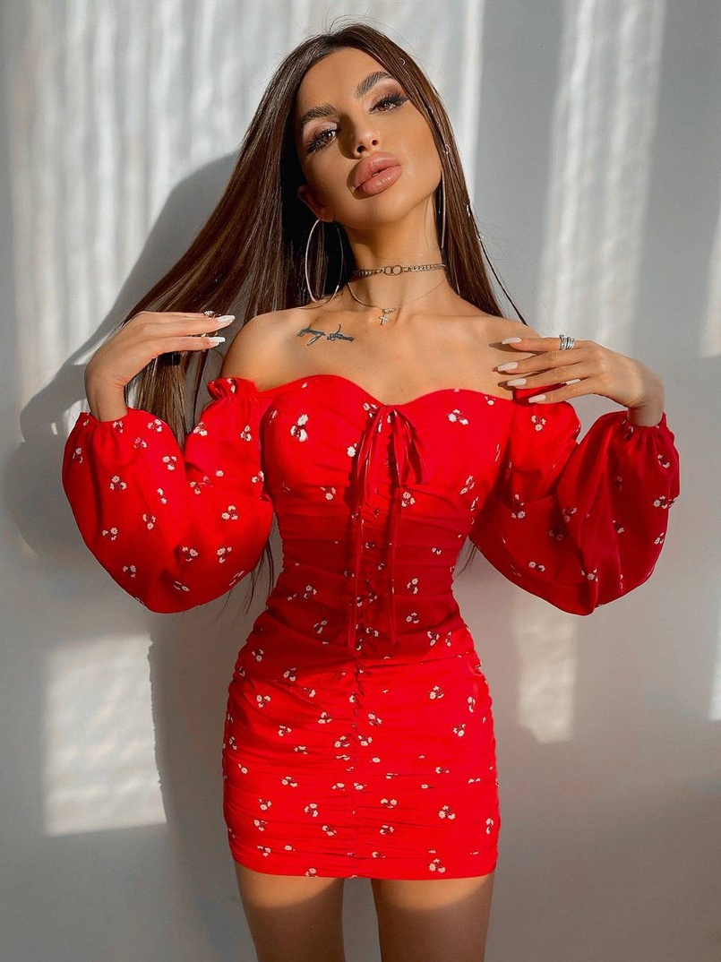 Платье со сборкой в цветочный принт Платье со сборкой в цветочный принт | PUSHKA SHOP