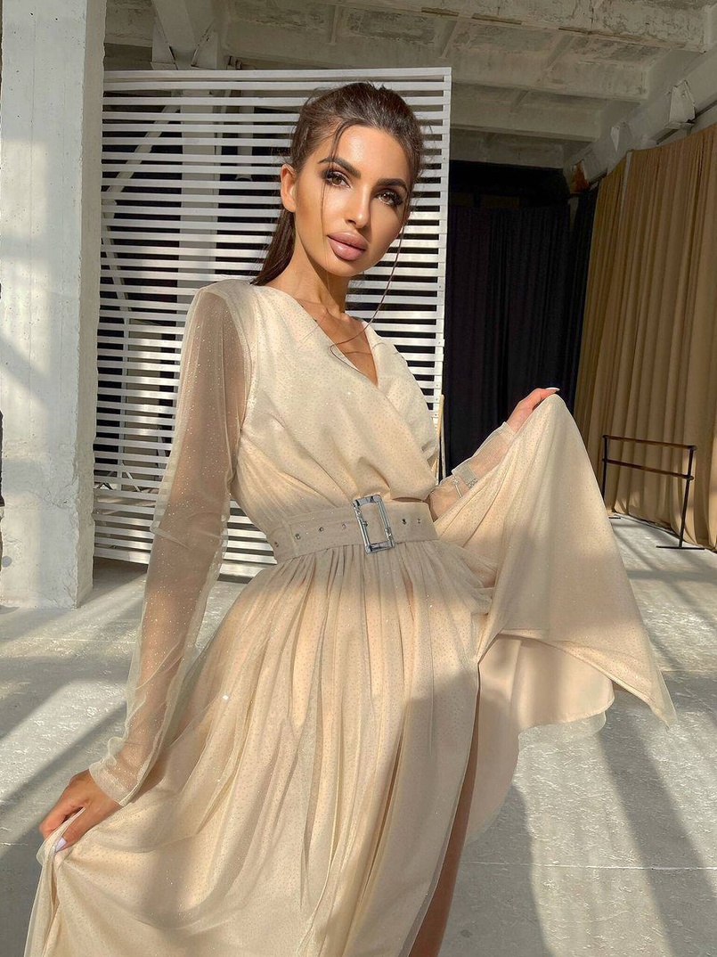 Блискуча сукня-міді із запахом на грудях і розрізом на спідниці з широким поясом Блискуча сукня-міді із запахом на грудях і розрізом на спідниці з широким поясом | PUSHKA SHOP