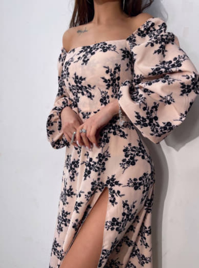 Квіткова сукня-міді зі шнурівкою на спинці та розрізом на ніжці Квіткова сукня-міді зі шнурівкою на спинці та розрізом на ніжці | PUSHKA SHOP