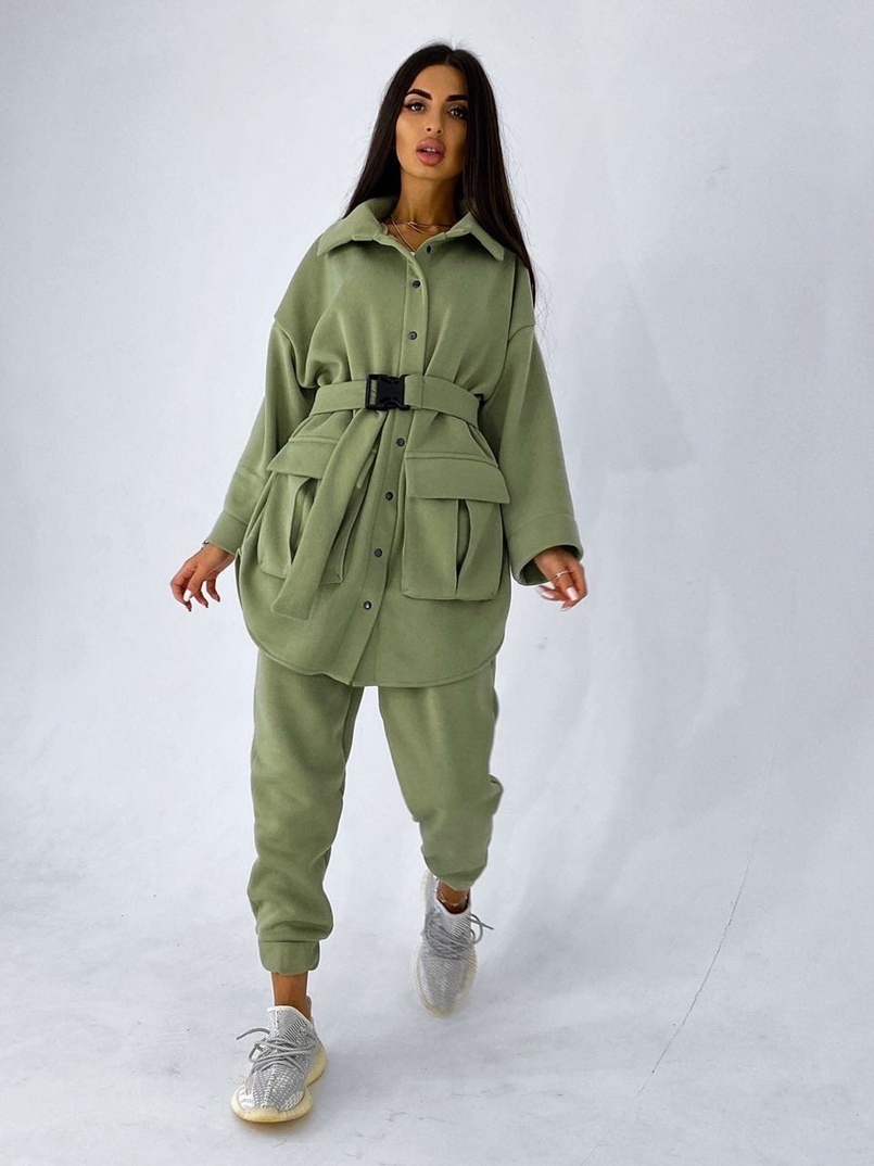 Тёплая удлиненная рубашка с крупными карманами  и трендовые джоггеры Тёплая удлиненная рубашка с крупными карманами  и трендовые джоггеры | PUSHKA SHOP