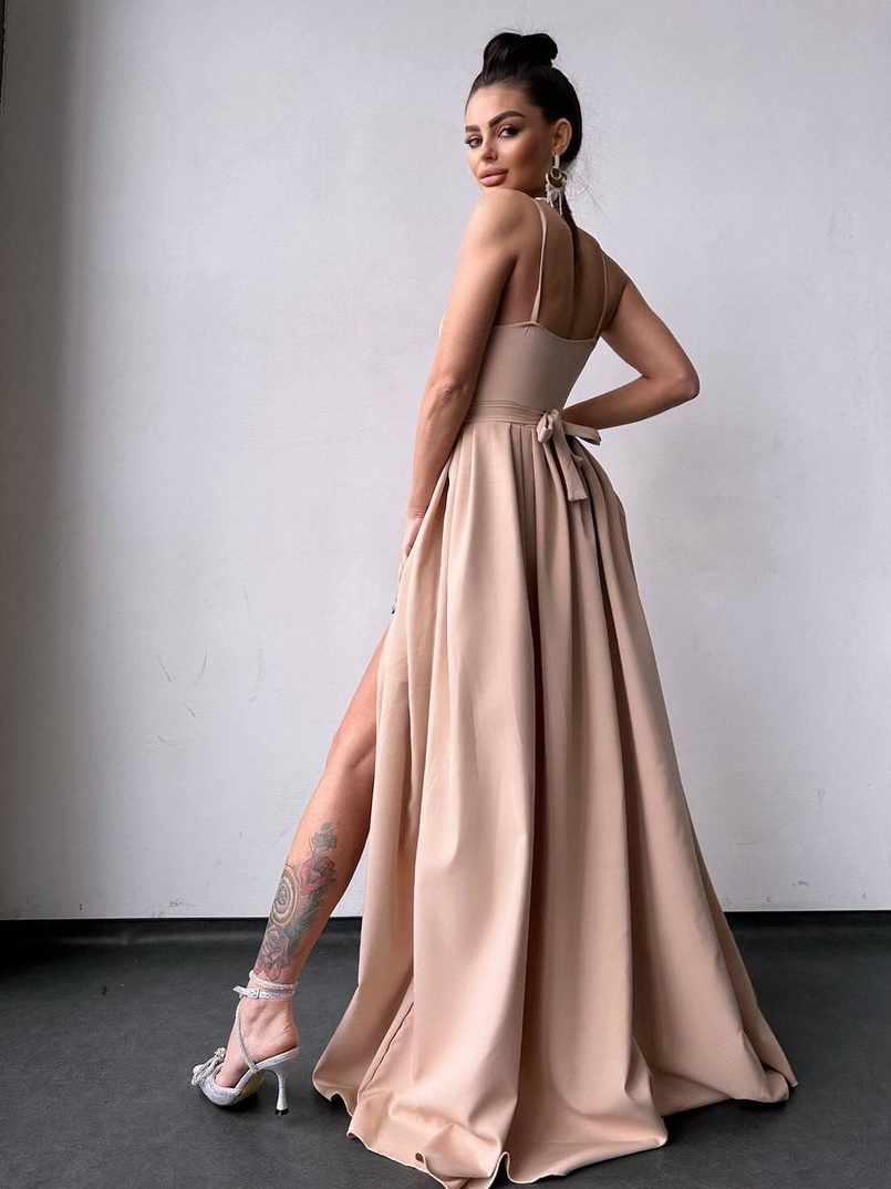 Сукня максі на тонких бретелях з розрізом на спідниці Сукня максі на тонких бретелях з розрізом на спідниці | PUSHKA SHOP