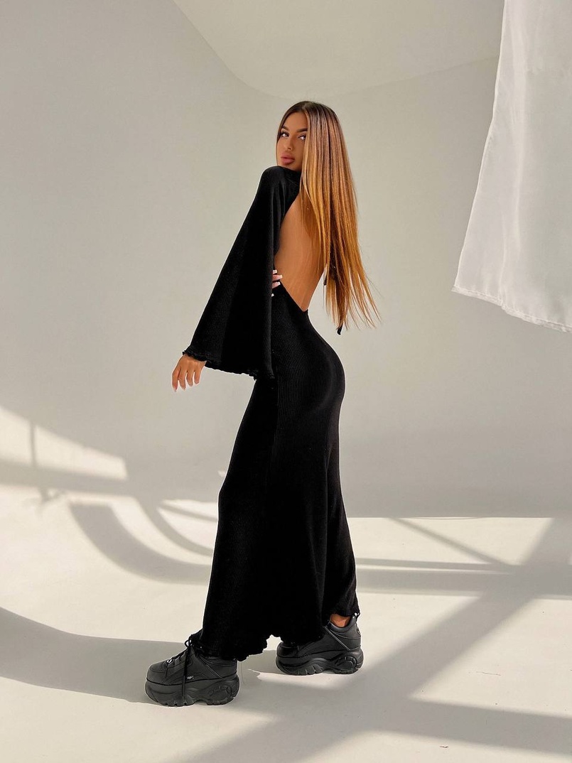 Трикотажна сукня максі з розкльошеними рукавами та відкритою спиною | PUSHKA SHOP