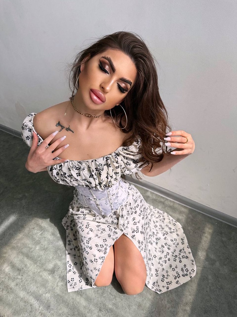 Сукня міді з розрізом в квітковий принт + прозорий корсет Сукня міді з розрізом в квітковий принт + прозорий корсет | PUSHKA SHOP