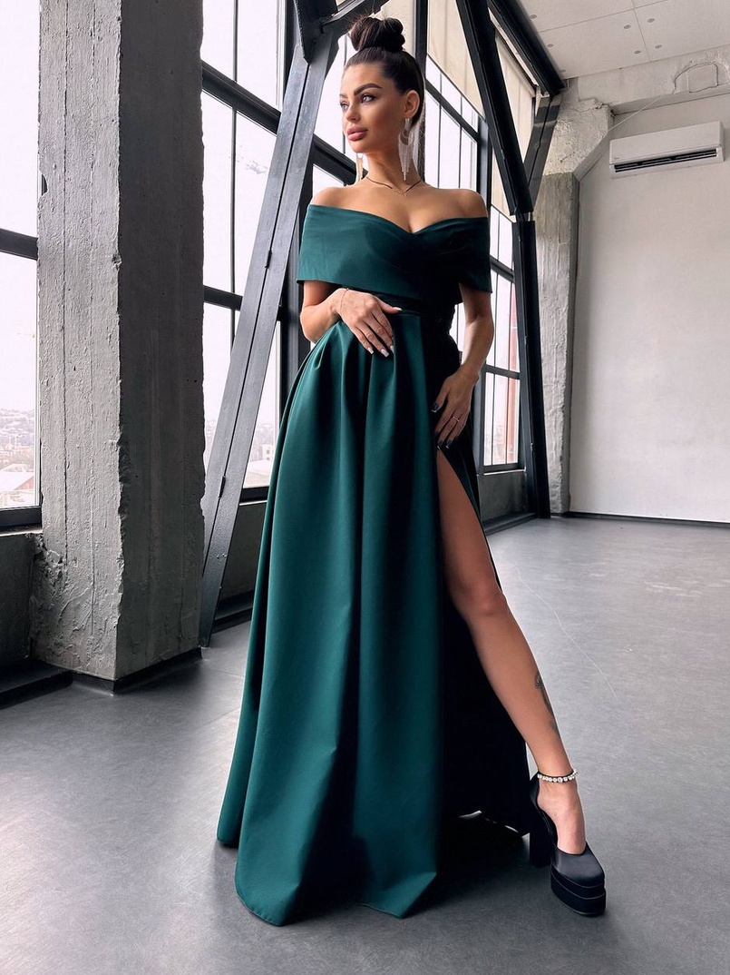 Сукня максі  з відкритими плечима та розрізом на спідниці Сукня максі  з відкритими плечима та розрізом на спідниці | PUSHKA SHOP