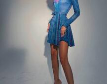 Блестящее платье с расклешенной юбкой и высоким воротом Блестящее платье с расклешенной юбкой и высоким воротом | PUSHKA SHOP