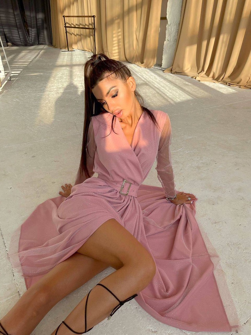 Блискуча сукня-міді із запахом на грудях і розрізом на спідниці з широким поясом Блискуча сукня-міді із запахом на грудях і розрізом на спідниці з широким поясом | PUSHKA SHOP