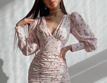 Платье мини с принтом со сборкой на юбке Платье мини с принтом со сборкой на юбке | PUSHKA SHOP