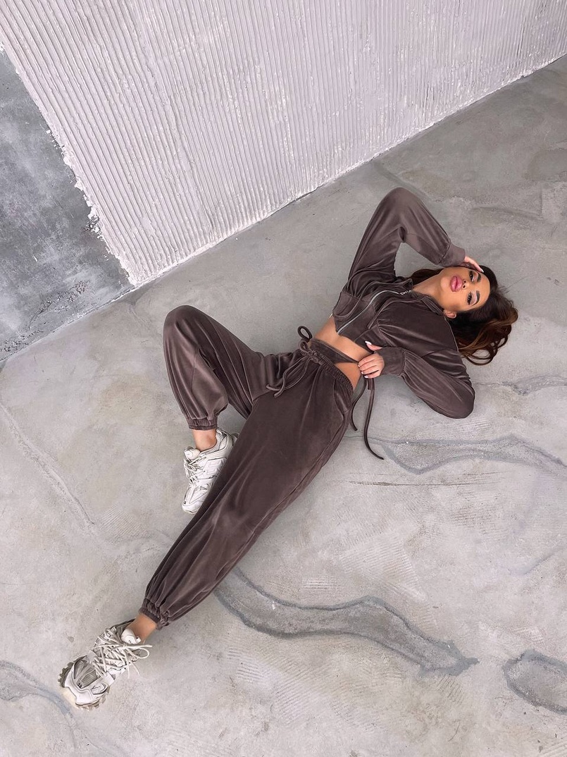 Велюровий комплект: кофта з корсетними елементами + джогери з імітацією трусиків Велюровий комплект: кофта з корсетними елементами + джогери з імітацією трусиків | PUSHKA SHOP