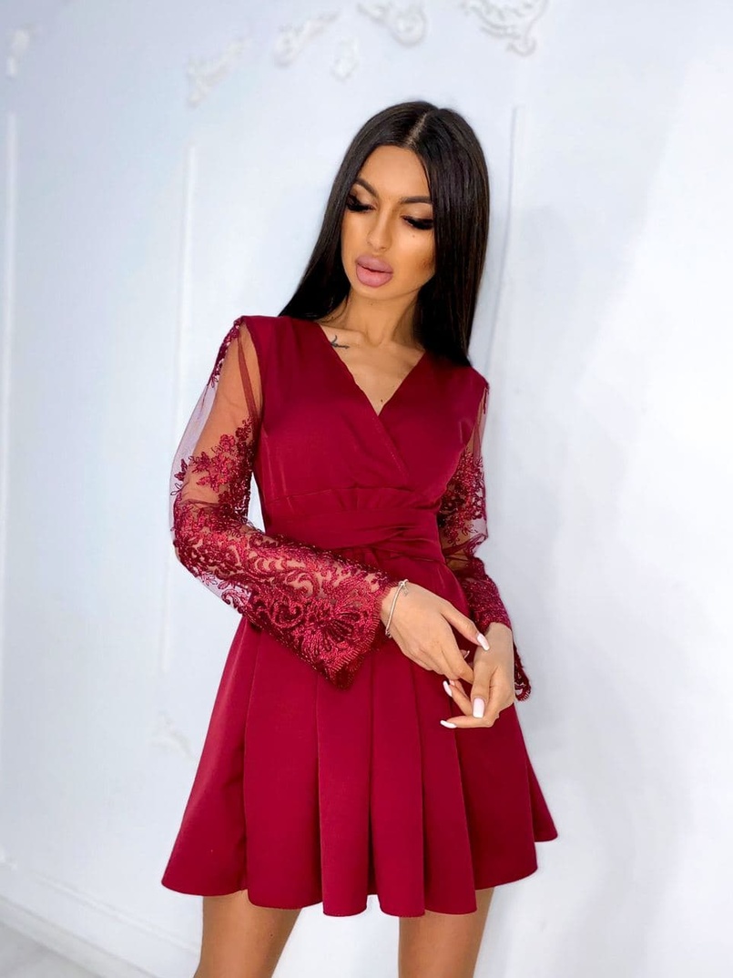 Милое платье  с расклешенными кружевными рукавами  | PUSHKA SHOP