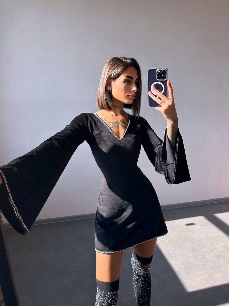 Оксамитова сукня, декорована стразами з розкльошоними рукавами Оксамитова сукня, декорована стразами з розкльошоними рукавами | PUSHKA SHOP