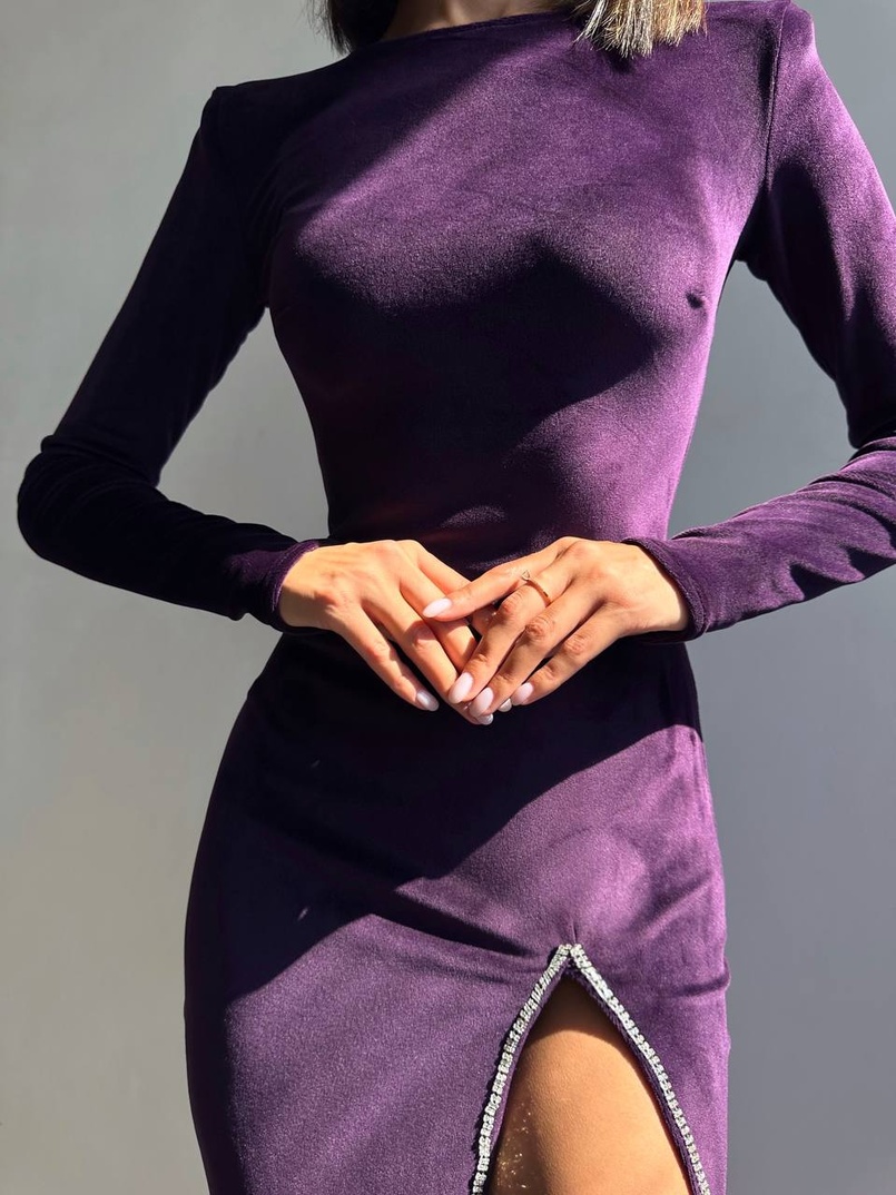 Оксамитова сукня з розрізом, декорована стразами. | PUSHKA SHOP