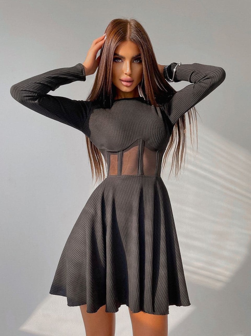 Приталенное платье с корсетной вставкой и пышной юбкой-солцем  | PUSHKA SHOP