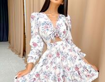 Цветочное платье с завязками на груди и пышной юбкой с оборками Цветочное платье с завязками на груди и пышной юбкой с оборками | PUSHKA SHOP