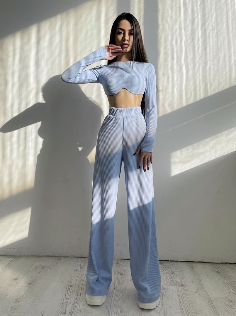 Комплект в весенних расцветках: топ с чашечками + штаны трубы Комплект в весенних расцветках: топ с чашечками + штаны трубы | PUSHKA SHOP