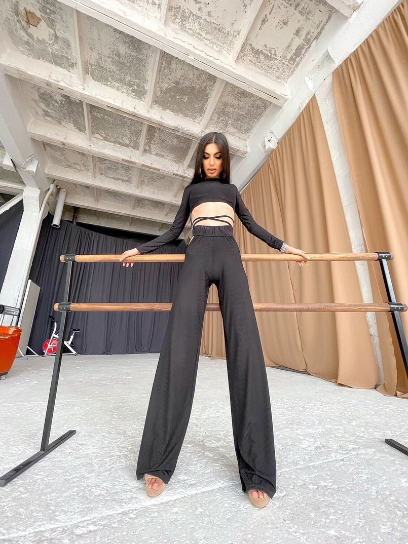 Трикотажный костюм с расклешенными брюками   | PUSHKA SHOP