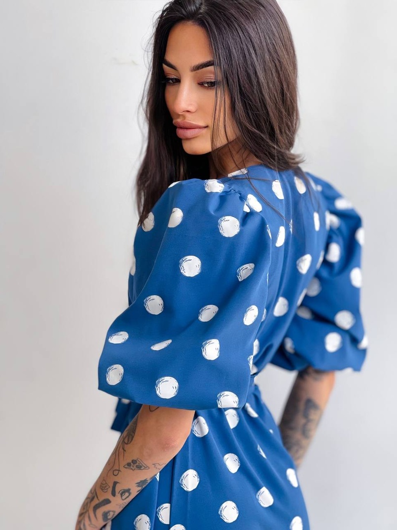 Платье миди в горох с запахом и объемными рукавами Платье миди в горох с запахом и объемными рукавами | PUSHKA SHOP