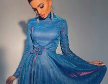 Блестящее платье с расклешенной юбкой и высоким воротом Блестящее платье с расклешенной юбкой и высоким воротом | PUSHKA SHOP