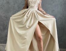 Платье макси с блестящим верхом и разрезом на юбке  | PUSHKA SHOP