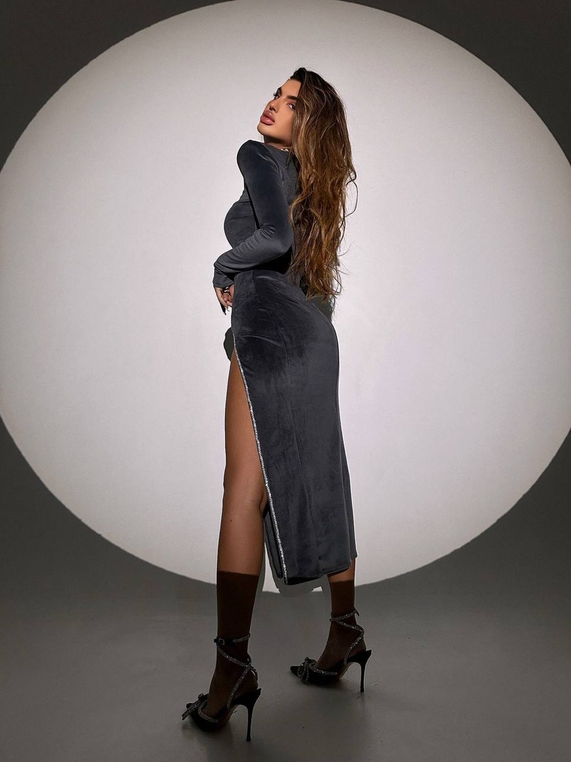 Оксамитова сукня міді з підплічниками, декорована стразами | PUSHKA SHOP