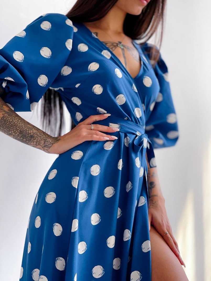 Платье миди в горох с запахом и объемными рукавами Платье миди в горох с запахом и объемными рукавами | PUSHKA SHOP