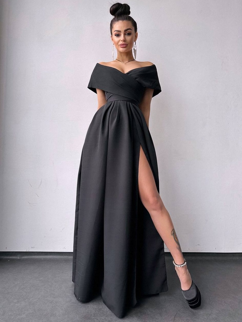 Сукня максі  з відкритими плечима та розрізом на спідниці Сукня максі  з відкритими плечима та розрізом на спідниці | PUSHKA SHOP