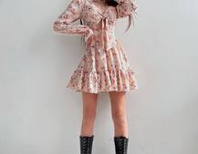 Цветочное платье с завязками на груди и пышной юбкой с оборками  Цветочное платье с завязками на груди и пышной юбкой с оборками  | PUSHKA SHOP